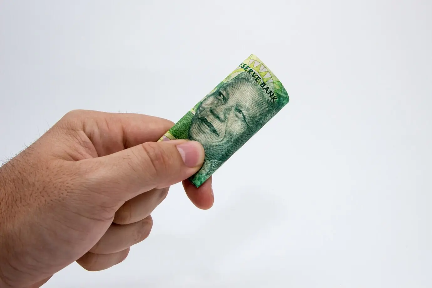 Persona que sostiene algo de dinero en efectivo